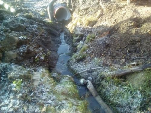 Zatrubnění otevřeného koryta kanalizace uprostřed obce 2017