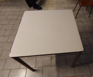 Měl by někdo zájem o židle a stoly ze šaten TJ Rozkvět?