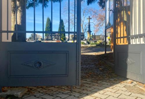 Hřbitov ve Vésce a přilehlé okolí na podzim 2025