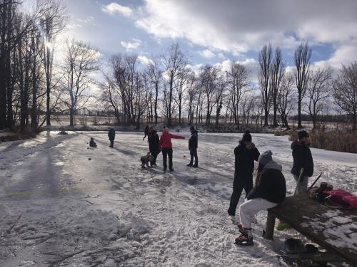 Bruslení na rybníku ve Vésce 